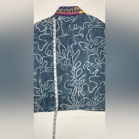 Chico’s Denim Embroidered Swirl Print Jean Jacket Size 2 (Large) - Picture 9 of 9